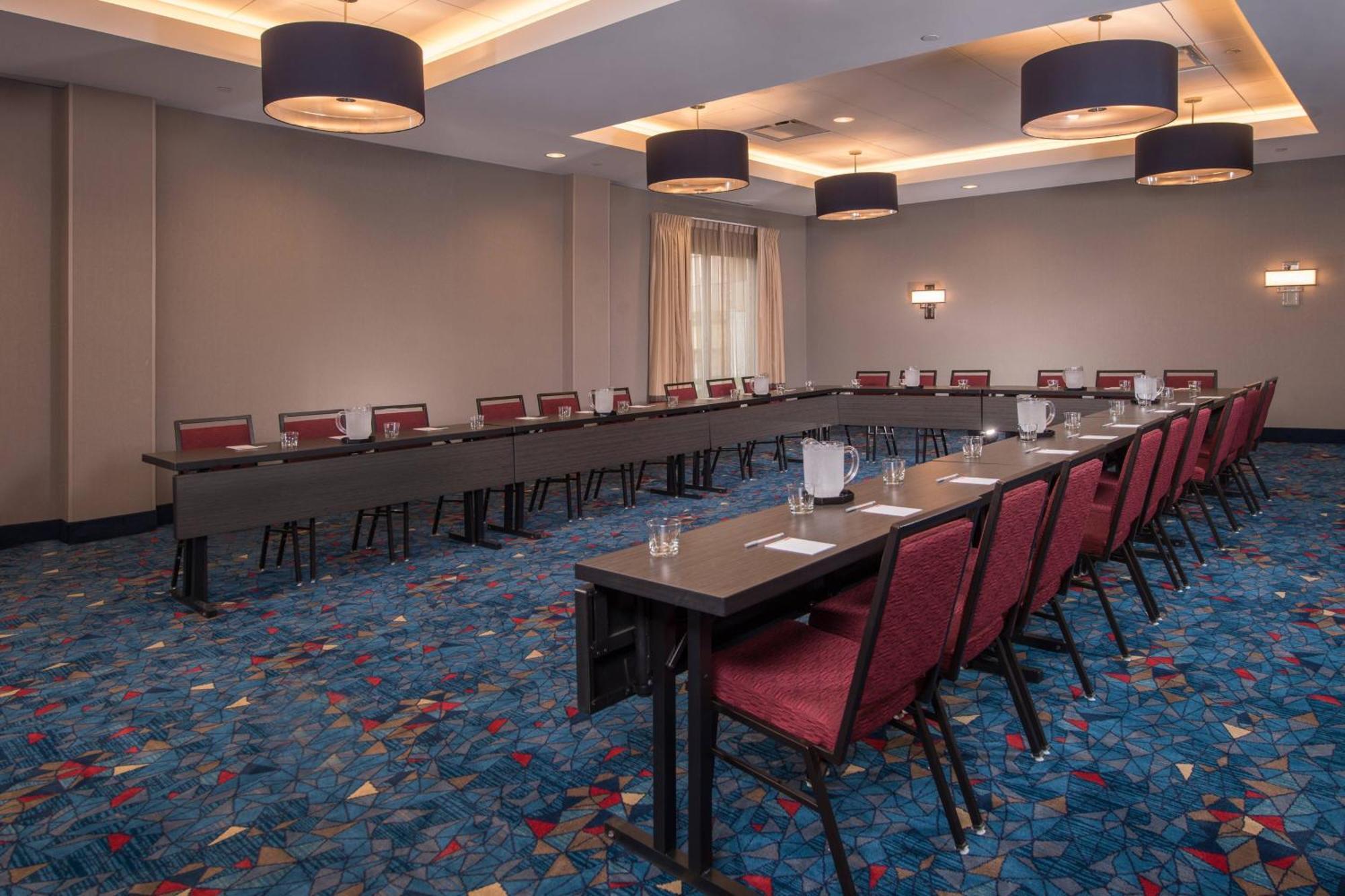 Towneplace Suites By Marriott Алтуна Екстериор снимка