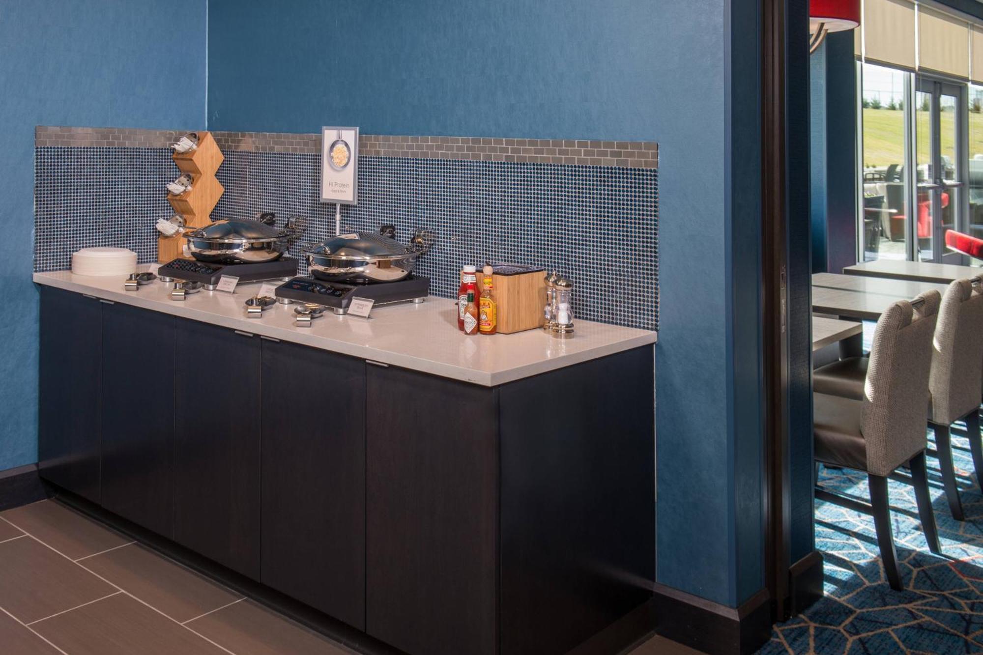 Towneplace Suites By Marriott Алтуна Екстериор снимка