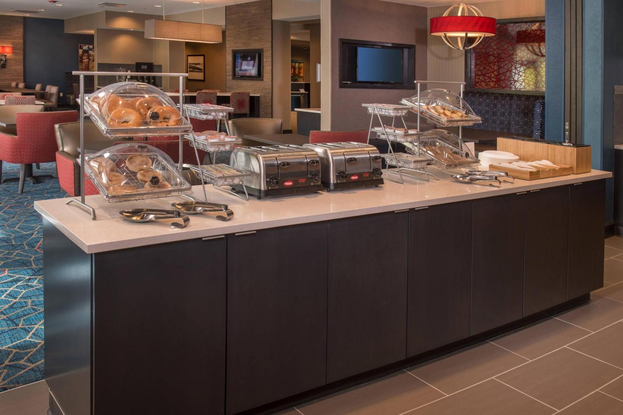 Towneplace Suites By Marriott Алтуна Екстериор снимка