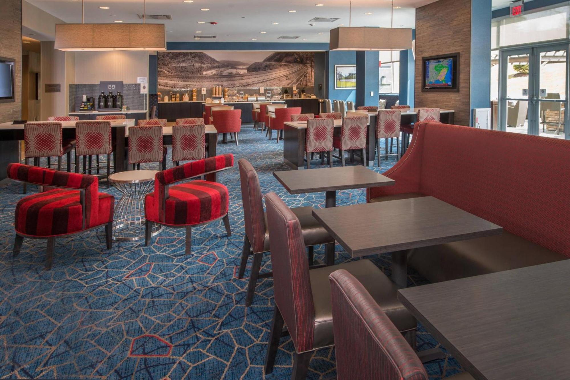 Towneplace Suites By Marriott Алтуна Екстериор снимка