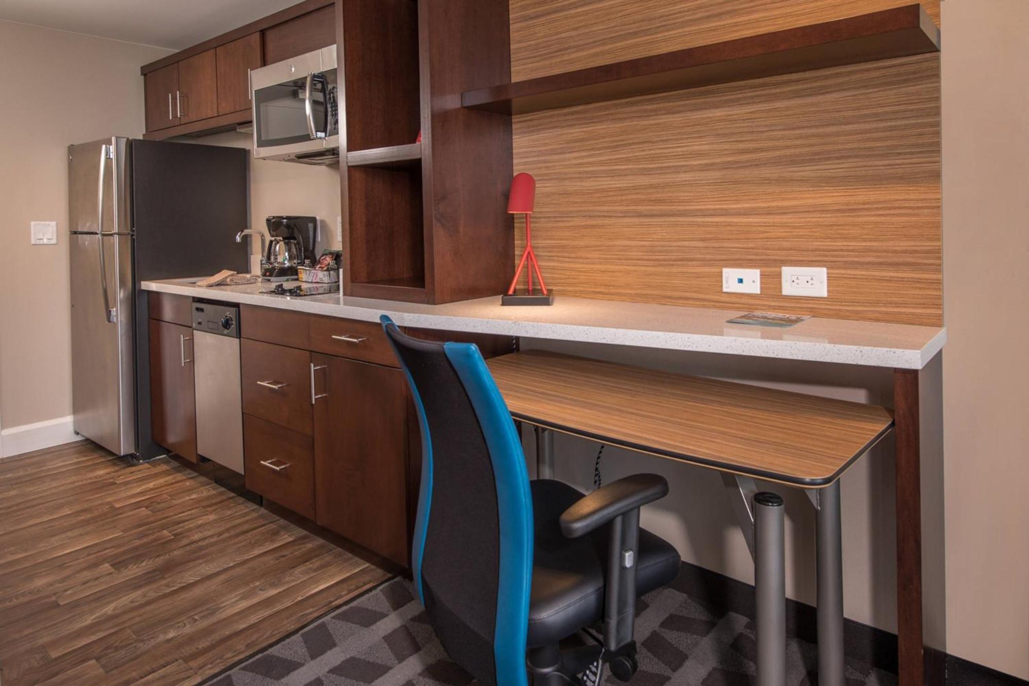 Towneplace Suites By Marriott Алтуна Екстериор снимка