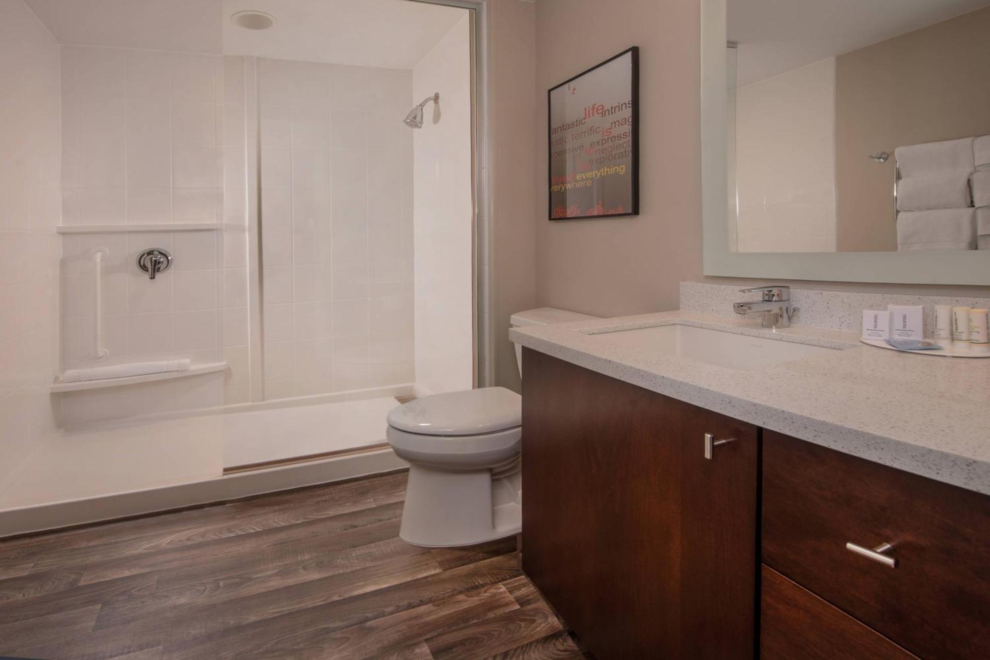 Towneplace Suites By Marriott Алтуна Екстериор снимка