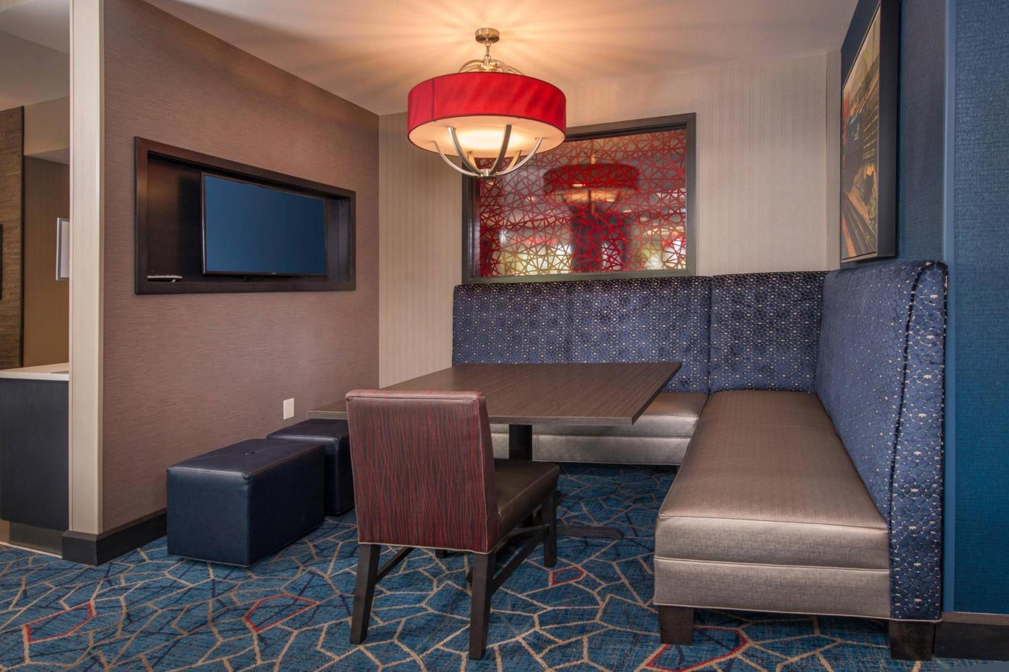 Towneplace Suites By Marriott Алтуна Екстериор снимка