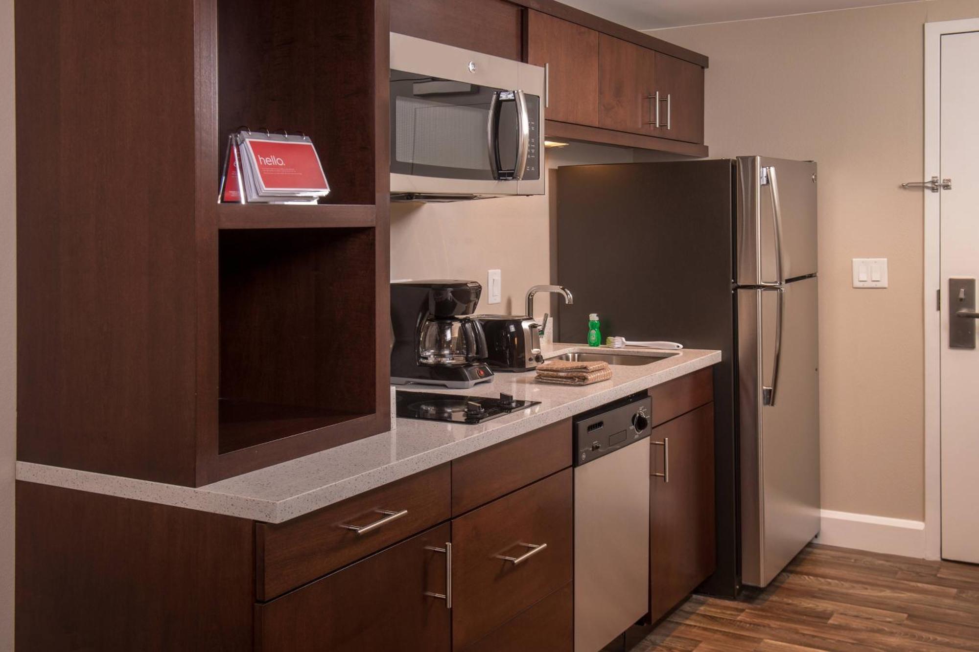 Towneplace Suites By Marriott Алтуна Екстериор снимка