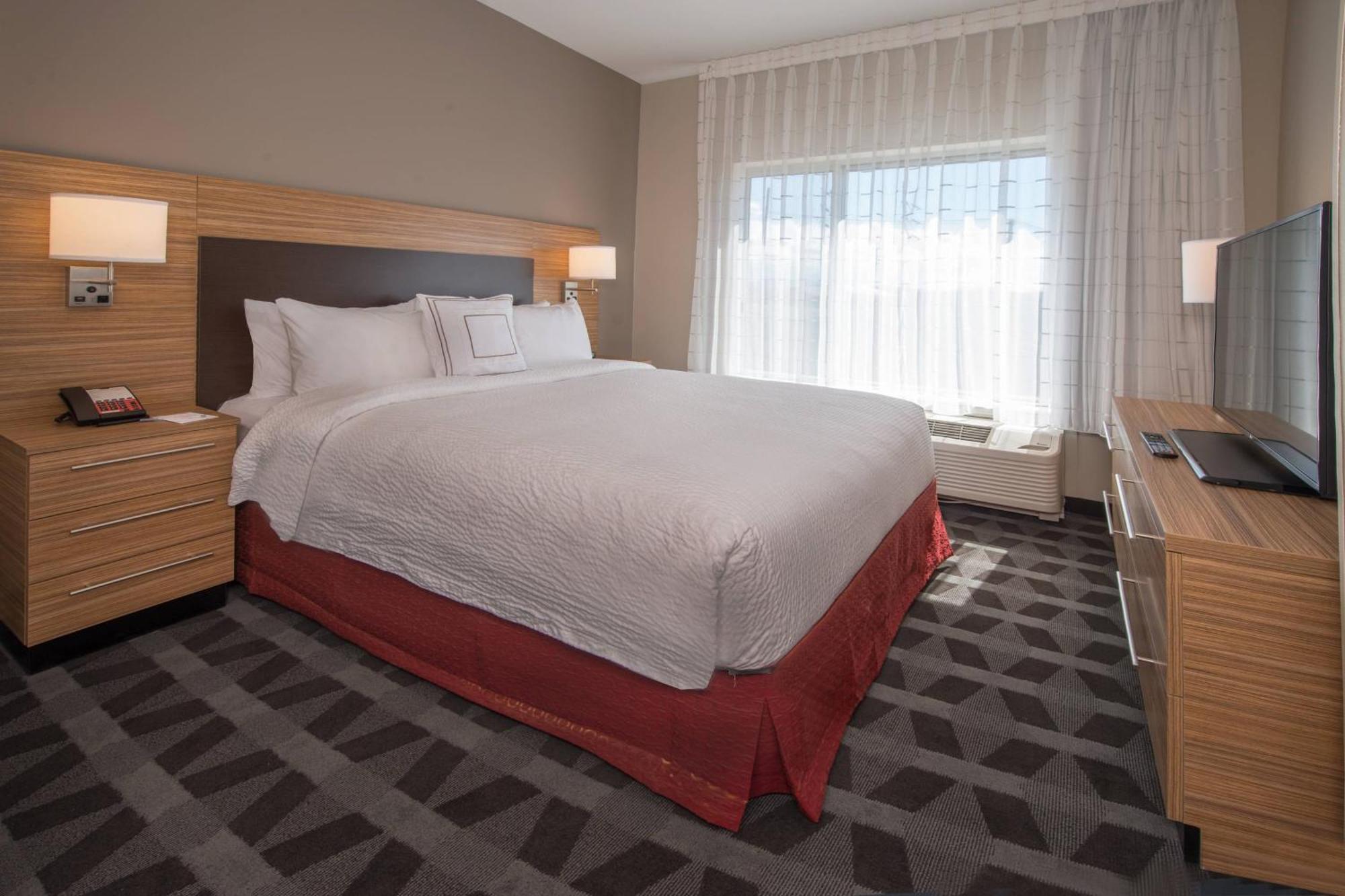 Towneplace Suites By Marriott Алтуна Екстериор снимка