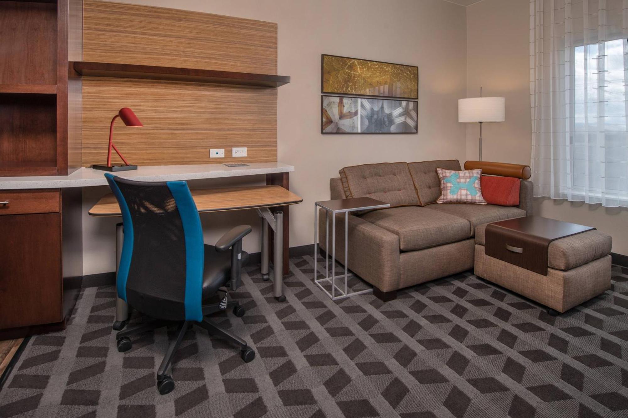 Towneplace Suites By Marriott Алтуна Екстериор снимка