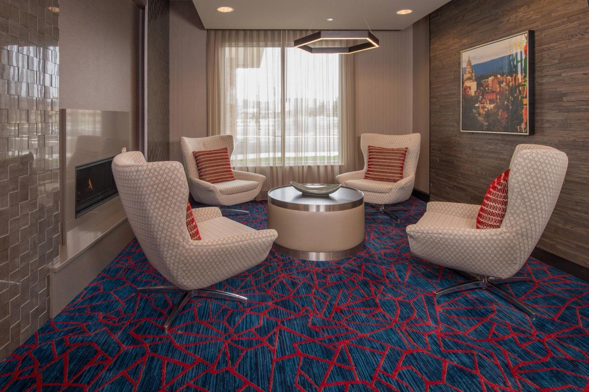 Towneplace Suites By Marriott Алтуна Екстериор снимка