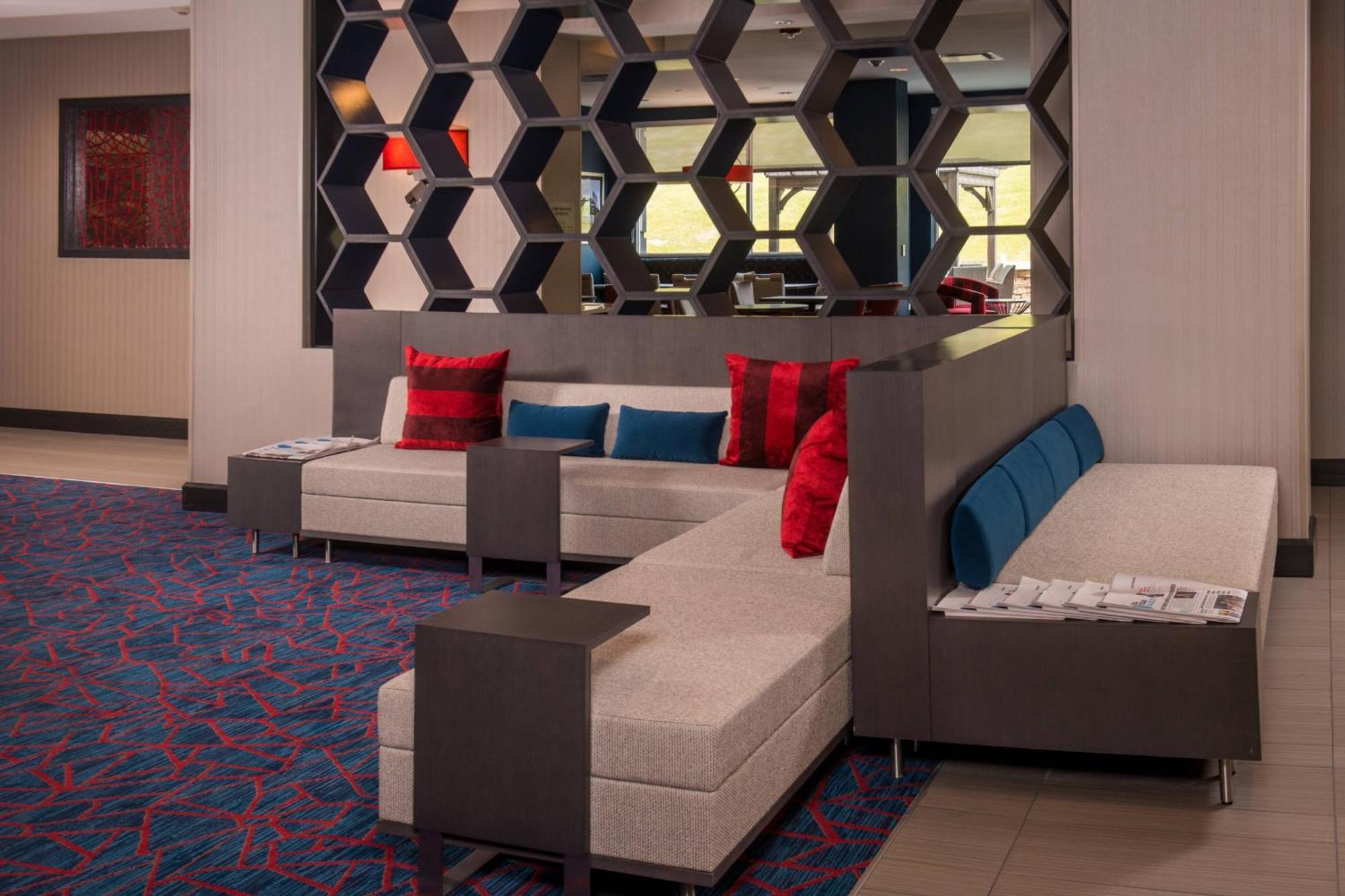 Towneplace Suites By Marriott Алтуна Екстериор снимка