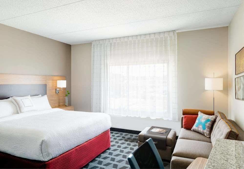 Towneplace Suites By Marriott Алтуна Екстериор снимка
