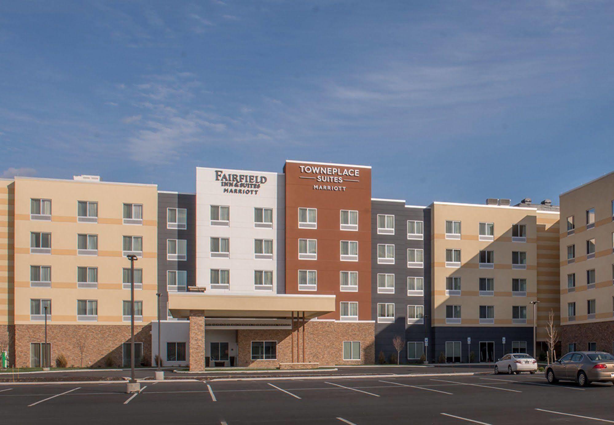 Towneplace Suites By Marriott Алтуна Екстериор снимка