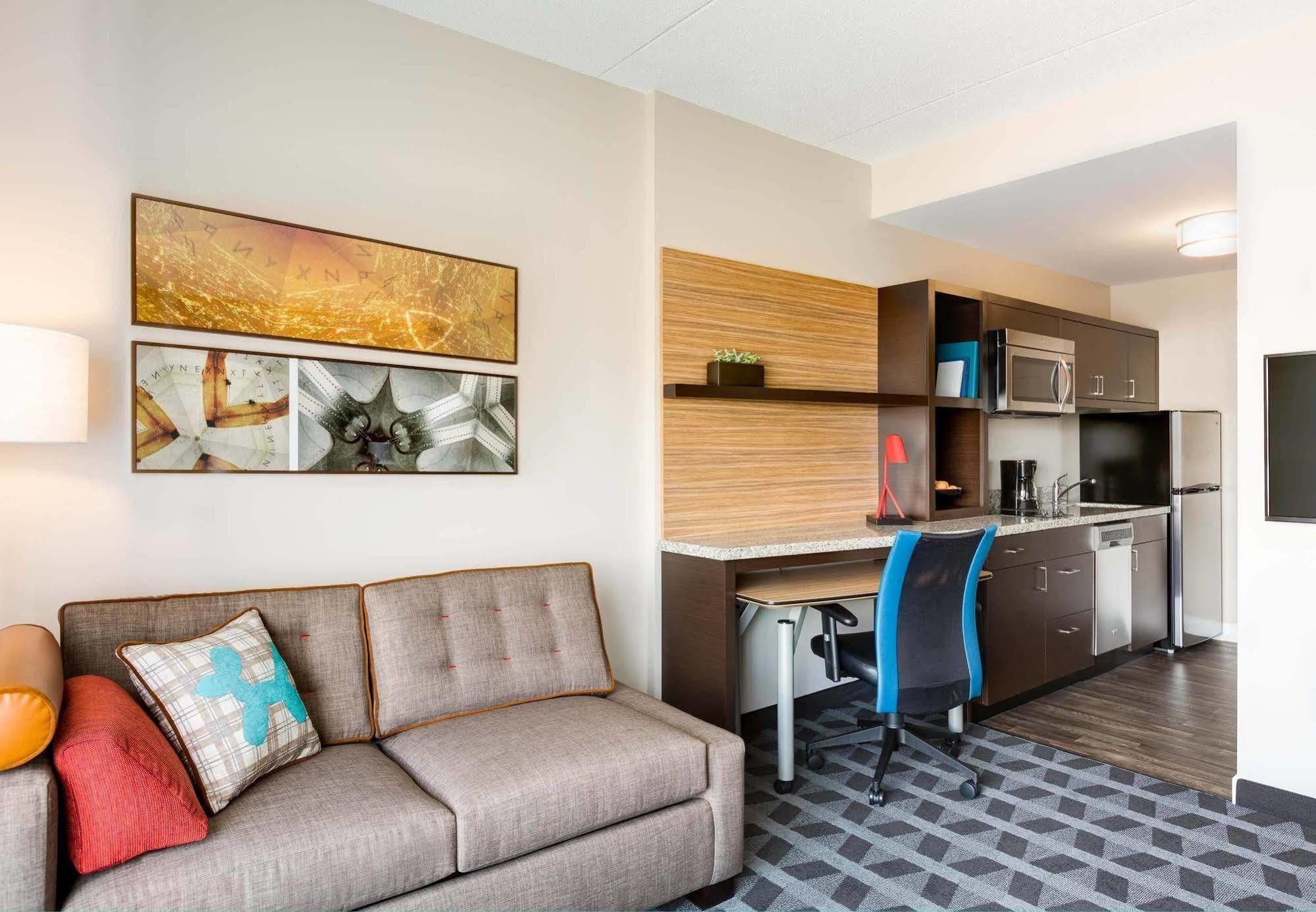 Towneplace Suites By Marriott Алтуна Екстериор снимка